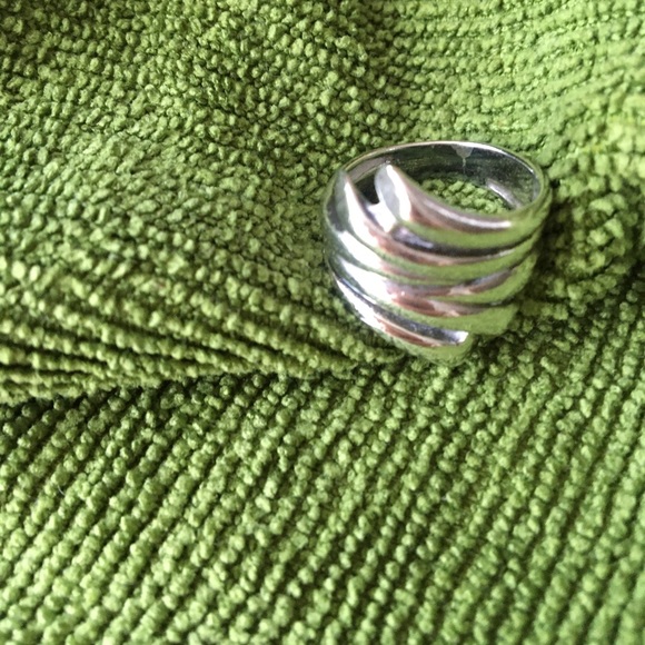 Elegant Sterling Silver Women's Ring - Picture 3 of 5
